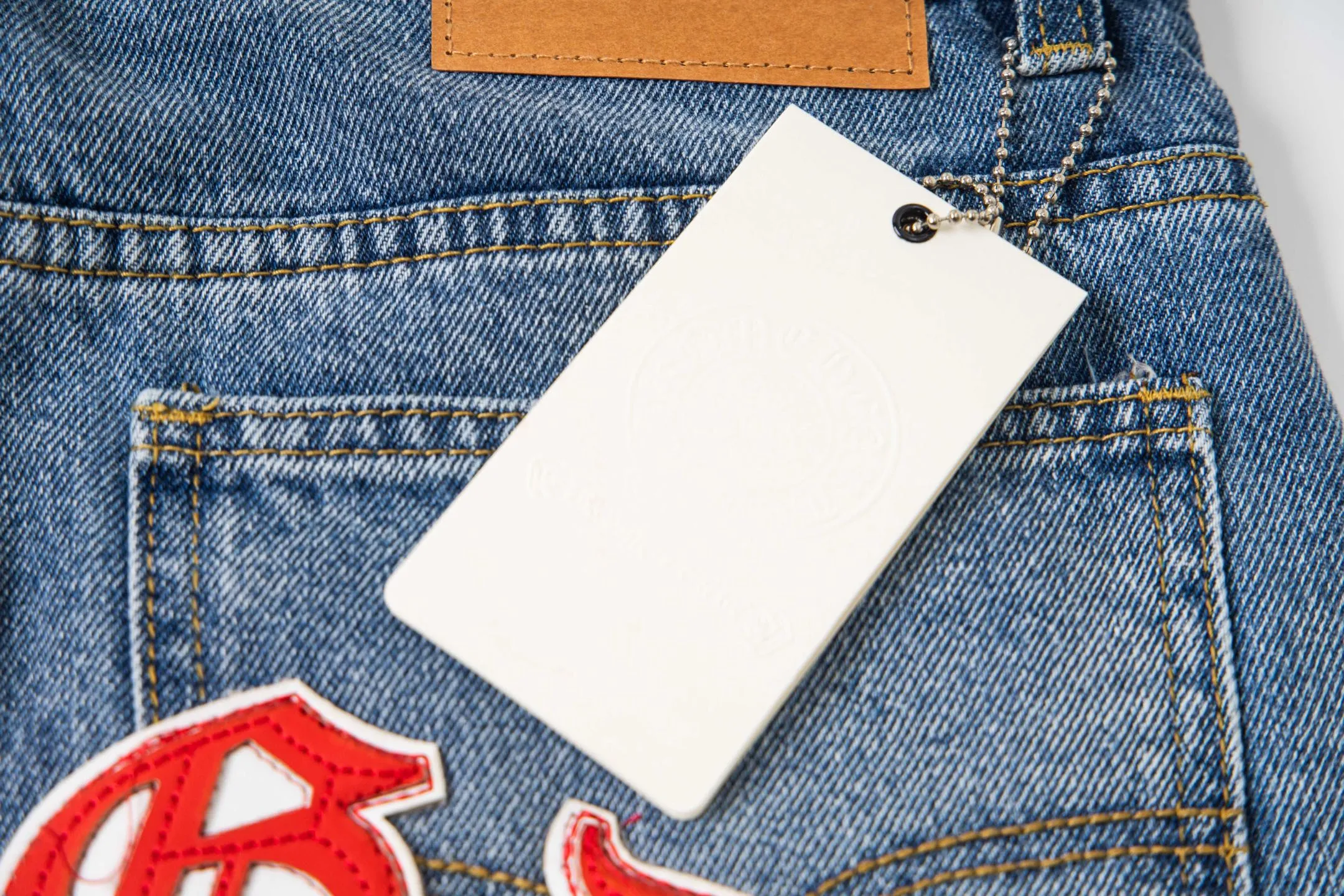 P260 Chrome Hearts Light Blue Pants Sanskrit Red and White Leather Jeans CH jeans need to be washed and then dismantled and hand-stitched with sheepskin cross leather and then spliced ​​together. The whole piece has too many craftsmanship to explain. The patchwork cross pattern is embellished, and the high-waisted washed jeans! ! Absolutely high-end luxury products, god-level single products and super popular products, made with top heavy industry, a must-see magic weapon. Customized hardware. The fabric is thick and soft after washing. It has good breathability. Customized small leather label. Unique design. The details are simple and elegant, and the workmanship is exquisite. The entire trousers are neatly routed and the details are in place! It’s so cool that both men and women can easily control the genderless trend! Style number: 1802# Color: blue Size: 28 30 32 34